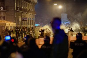 Dai teppisti alla gente perbene, le facce della rivolta di Napoli: “Decido io se morire in strada o a casa”