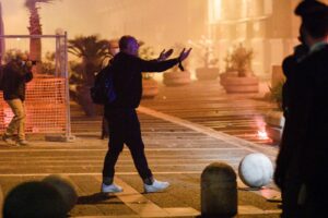 Dai teppisti alla gente perbene, le facce della rivolta di Napoli: “Decido io se morire in strada o a casa”