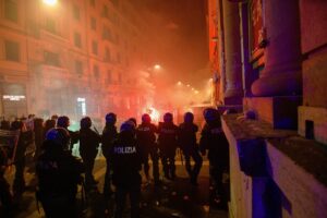 Dai teppisti alla gente perbene, le facce della rivolta di Napoli: “Decido io se morire in strada o a casa”