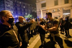 Dai teppisti alla gente perbene, le facce della rivolta di Napoli: “Decido io se morire in strada o a casa”
