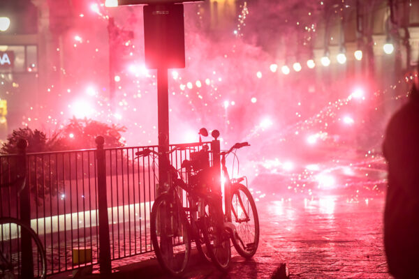 Foto Claudio Furlan – LaPresse 
26 Ottobre 2020 Torino (Italia) 
News
Manifestazione in centro a Torino  contro il lockdown di esercenti e movimenti antagonisti

Photo Claudio Furlan – LaPresse
26 October 2020 Turin (Italy)
News 
Demonstration in the center of Turin against the lockdown of exhibitors and antagonistic movements