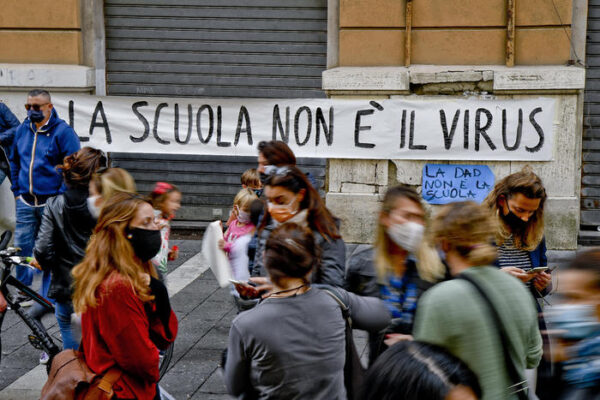 A Scampia Chi rom e…chi no continua le attività educative e scende in piazza: “Scuole chiuse spauracchio del fallimento di un sistema”