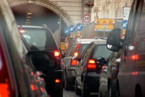Stop alle auto inquinanti a Napoli, l’ordinanza antismog del comune dal lunedì al venerdì
