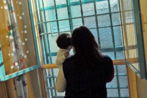 I sentimenti dei detenuti calpestati dalla politica: niente trasferimenti, visite e spazi per bambini