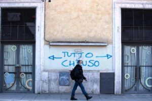 Altro che aiuti, il Comune di Napoli fa l’elemosina ai commercianti