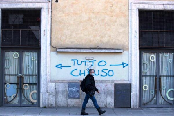 Altro che aiuti, il Comune di Napoli fa l’elemosina ai commercianti