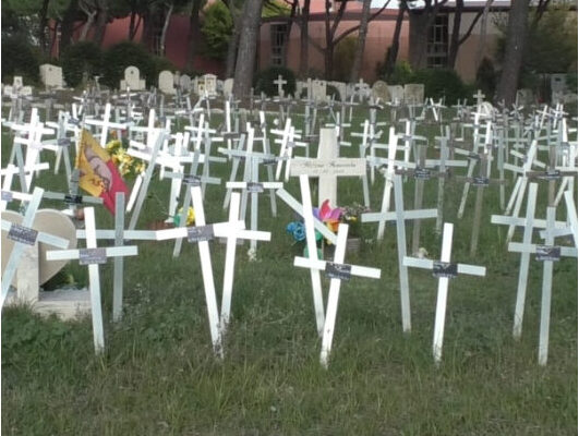 “Hanno sepolto mio figlio e messo il mio nome sulla croce, a mia insaputa”: viaggio al campo 108 del cimitero Flaminio di Roma