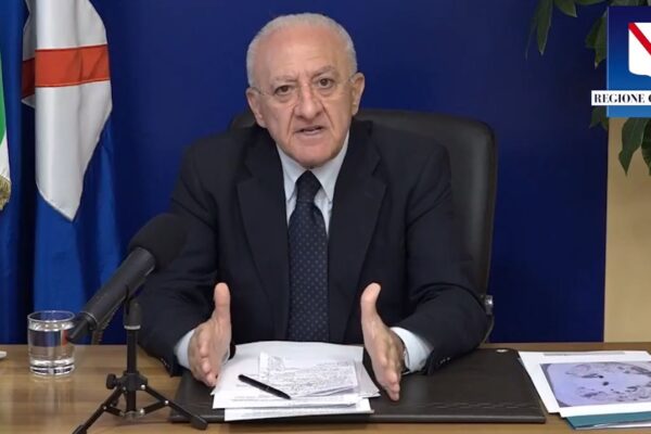 Elementari, l’annuncio di De Luca: “Nel weekend sapremo se lunedì apriranno o no”