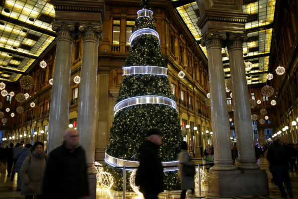 Foto Cecilia Fabiano-LaPresse 
11-12-2019 Roma ( Italia ) 
Cronaca Shopping di Natale 
Nella Foto: shopping natalizio nel centro di Roma 
Photo Cecilia Fabiano-LaPresse
December 11, 2019 Rome ( Italy ) 
NewsChristmas shopping in Rome’s city center
