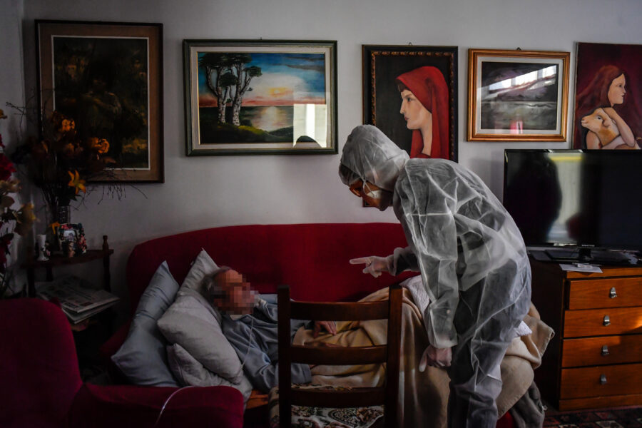 Foto Claudio Furlan – LaPresse 
25 Marzo 2020 Bergamo (Italia) 
News
Coronavirus, in turno con le Unità Speciali che curano i malati più gravi a domicilio.
A Bergamo sei unità speciali di continuità assistenziale visitano i malati o sospetti Covid19 che non hanno trovato posto negli ospedali cittadini ormai saturi da giorni.

Photo Claudio Furlan/Lapresse
25 March 2020 Bergamo (Italy)
Coronavirus, in turn with the Special Units that treat the most seriously ill patients at home.
In Bergamo, six special continuity care units visit Covid19 patients or suspects who have not found a place in city hospitals that have been saturated for days.