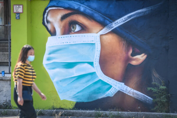 Foto Claudio Furlan – LaPresse 
21 Luglio 2020 Milano (Italia) 
News
Murales in via Palizzi all’ingresso di Quarto Oggiaro realizzato dall’artista Cosimo Cheone dedicato ai medici e al personale sanitario dell’ospedale Sacco di Milano


Photo Claudio Furlan – LaPresse
21 July 2020 Milan (Italy) 
Murals in via Palizzi at the entrance to Quarto Oggiaro created by the artist Cosimo Cheone dedicated to the doctors and health personnel of the Sacco hospital in Milan