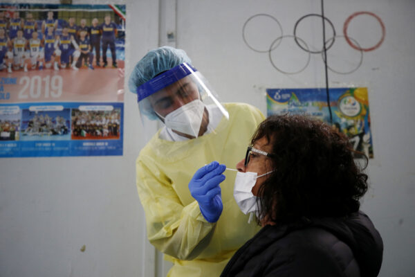 Foto Cecilia Fabiano/ LaPresse 
28 Settembre 2020 Roma (Italia)
Cronaca :
Coronavirus : primi test antigienici al Liceo Manara di Roma 
Nella Foto : lo staff medico al lavoro nella palestra della scuola 
Photo Cecilia Fabiano/LaPresse
September 28 , 2020  Roma (Italy) 
News :
Covid 19 : the crisis unity carry out the first rapid tests in Manara high school 
In The Pic : the medical staff working in the school gym
