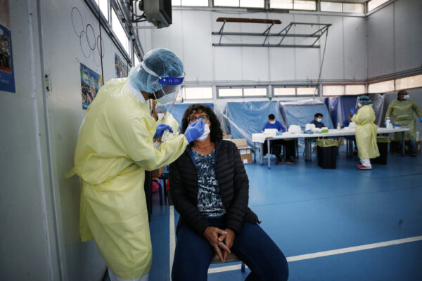 Foto Cecilia Fabiano/ LaPresse 
28 Settembre 2020 Roma (Italia)
Cronaca :
Coronavirus : primi test antigienici al Liceo Manara di Roma 
Nella Foto : lo staff medico al lavoro nella palestra della scuola 
Photo Cecilia Fabiano/LaPresse
September 28 , 2020  Roma (Italy) 
News :
Covid 19 : the crisis unity carry out the first rapid tests in Manara high school 
In The Pic : the medical staff working in the school gym