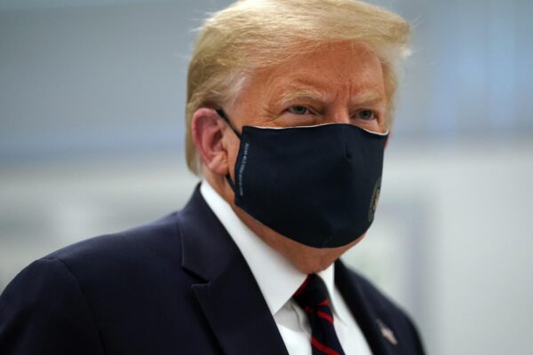 Trump ricoverato in ospedale: il presidente positivo al coronavirus ha febbre e tosse