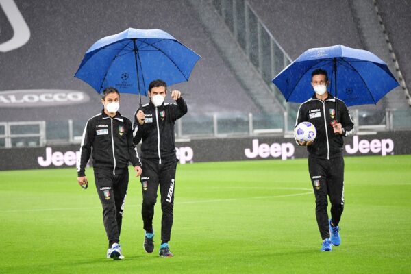 Foto LaPresse – Tano Pecoraro04 Ottobre 2020 Torino – (Italia)Sport CalcioJuventus vs NapoliCampionato di Calcio Serie A TIM 2020/2021 – Allianz Stadiumnella foto: l’arbitro Daniele Doveri con gli assistenti Filippo Meli e Daniele BindoniPhoto LaPresse – Tano Pecoraro04 October 2020 City Turin – (Italy)Sport SoccerJuventus vs NapoliItalian Football Championship League A 2020/2021 – Allianz Stadiumin the pic: referee Daniele Doveri with assistants Filippo Meli and Daniele Bindoni