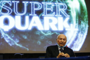 Foto Cecilia Fabiano/LaPresse 
05 Ottobre 2020 Roma (Italia) 
spettacolo 
Presentazione del nuovo Superquark di Pero Angela.
Nella foto: Piero Angela
Photo Cecilia Fabiano/LaPresse 
October 05, 2020  Roma (Italy) 
entertainment 
The famous popularizer announcer Piero Angela presents his new telecast of the Superquark series.
In the pic: Piero Angela