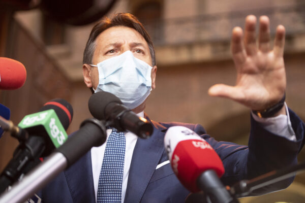 Le nuove regole anti-Covid: feste vietate, cene a casa massimo in 6 e stop calcetto