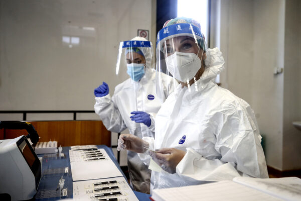 Test rapidi sotto accusa, lo studio di Crisanti: “Non riconoscono tre positivi su dieci” Test rapidi sotto accusa, lo studio di Crisanti: “Non riconoscono tre positivi su dieci”