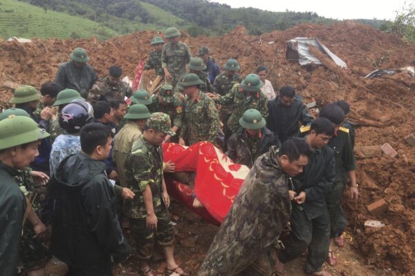 Vietnam piegato da alluvioni e frane: almeno 90 morti