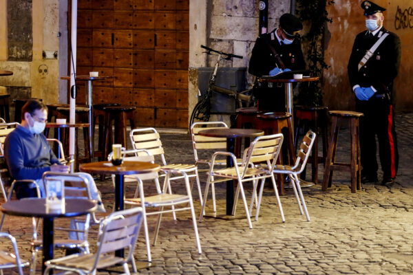 Foto Cecilia Fabiano/ LaPresse 
19 Ottobre 2020 Roma (Italia)
Cronaca  : 
Nuovo DPCM : Movida serale a Campo De Fiori 
Nella Foto : controlli dei Carabinieri 
Photo Cecilia Fabiano/LaPresse
October 19 , 2020  Roma (Italy) 
News :
Nightlife in the Campo De Fiori square  after the new government’s plan to combat the coronavirus outbreak 
In The Pic :  The carabinieri police controlling locals