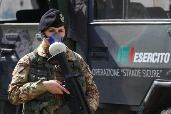 Foto Marco Cantile/LaPresse
09-04-2014 Giugliano in Campania, Italia
cronaca
Giugliano in Campania – I militari dell’esercito italiano, mandati dal Governo, presidiano la ‘Terra Dei Fuochi’
Nelle foto una operazione di controllo in due siti a Giugliano e Melito, vicino Napoli.
