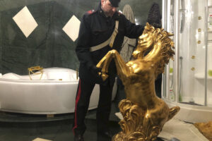 Foto Foto Ufficio Stampa Carabinieri/LaPresse 
15-04 – 2019 Roma, Italia
Cronaca
Roma, Operazione Gramigna Bis – ALTRI ARRESTI PER ALCUNI APPARTENENTI AL CLAN CASAMONICA. ESEGUITE 23 MISURE CAUTELARI E SEQUESTRATI DIVERSI BENI
Nella foto: Le fasi del blitz 
DISTRIBUTION FREE OF CHARGE – NOT FOR SALE