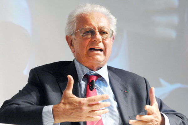 Intervista a Luigi Berlinguer: “Questo governo modernizza, perciò non piace agli intellettuali” Intervista a Luigi Berlinguer: “Questo governo modernizza, perciò non piace agli intellettuali”