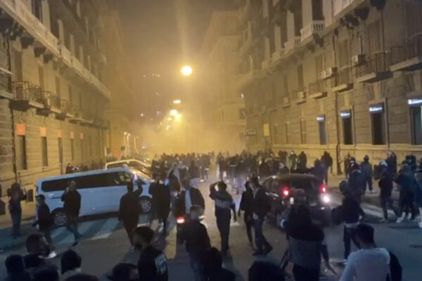 Guerriglia a Napoli dopo l’annuncio di De Luca, città a ferro e fuoco