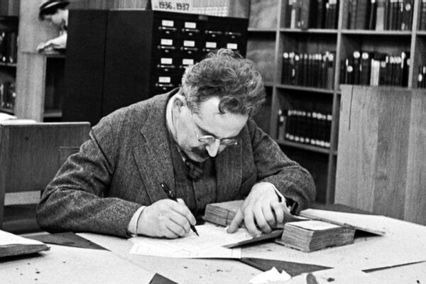 Walter Benjamin è ancora qui, il suo pensiero una lama di luce nel buio