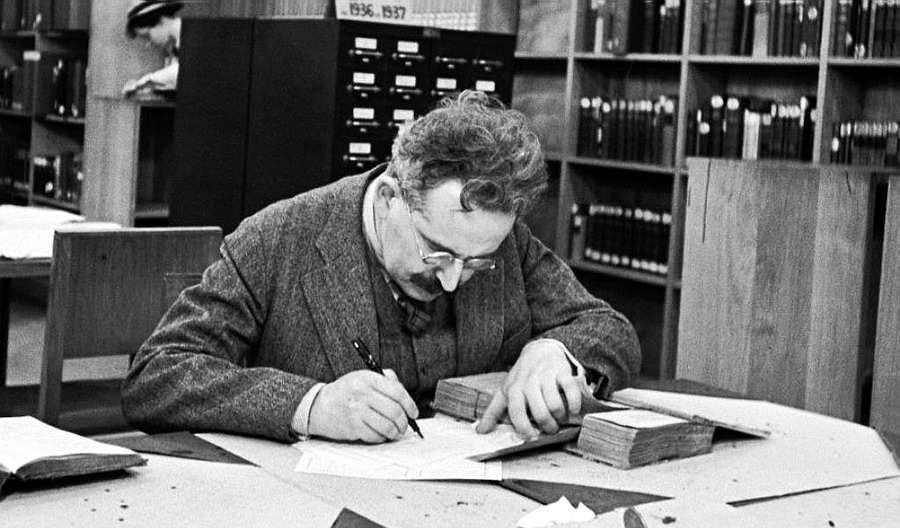 Walter Benjamin è ancora qui, il suo pensiero una lama di luce nel buio