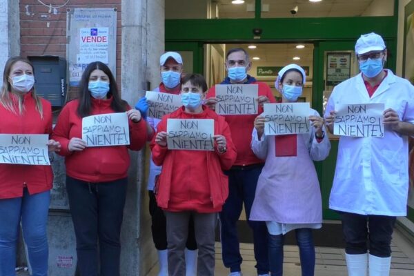 La protesta dei dipendenti Auchan a rischio licenziamento da un anno: “Ogni giorno non sappiamo cosa succederà domani”
