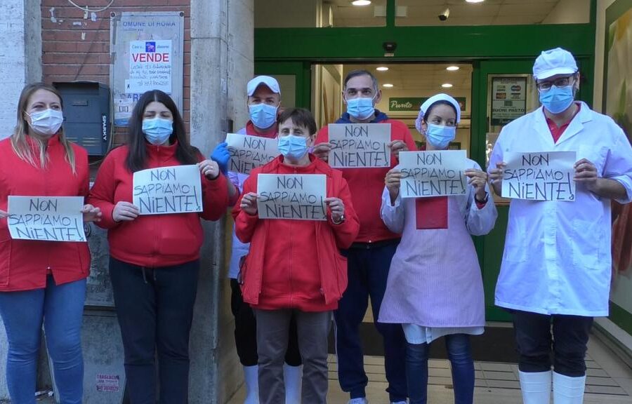La protesta dei dipendenti Auchan a rischio licenziamento da un anno: “Ogni giorno non sappiamo cosa succederà domani”