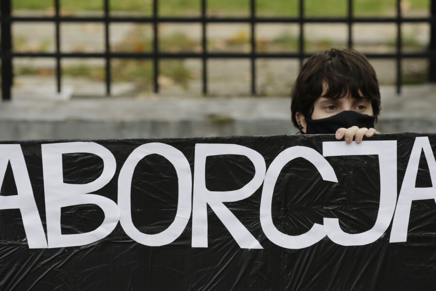 Dalla Polonia nuovo colpo ai diritti delle donne: aborto vietato anche in caso di malformazioni del feto