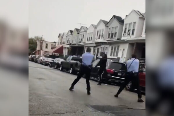 Sparatoria a Philadelphia, la polizia uccide un giovane afroamericano