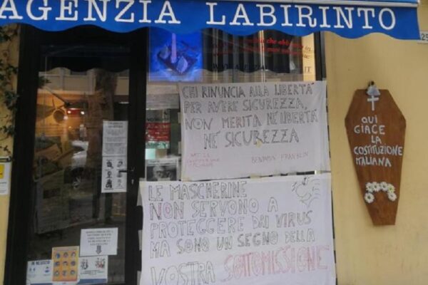 Ingresso vietato a chi indossa la mascherina, bufera sull’agenzia no-mask: “E’ un segno di sottomissione”