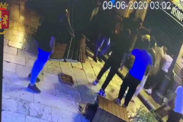 “Africani di m…., qui non dovete stare”, raid razzista del branco contro migranti: arresti a Marsala