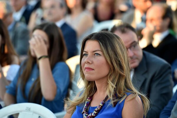 De Magistris indica come erede Alessandra Clemente, ma il fratello e la cognata hanno altre prospettive