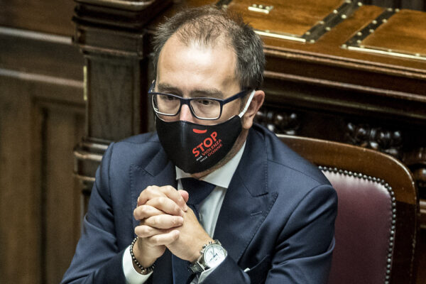 Appello al ministro Bonafede: più braccialetti elettronici per risolvere l’emergenza sanitaria in cella