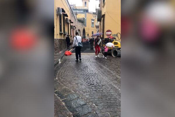 Portici, passano i bambini e gli operai effettuano il getto di asfalto