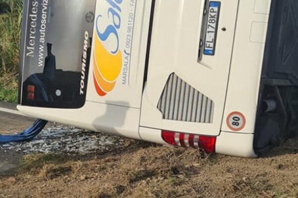 Autobus si ribalta sulla Statale 119, due morti e diversi feriti tra le lamiere
