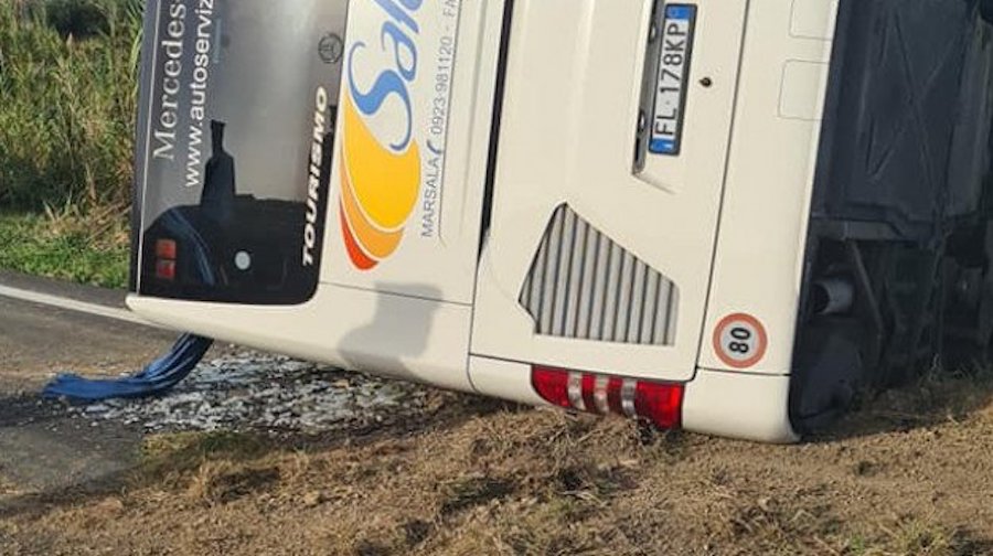 Autobus si ribalta sulla Statale 119, due morti e diversi feriti tra le lamiere