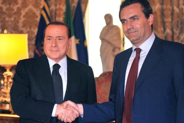 La brutta fine di de Magistris, costretto a sperare nell’aiuto di Forza Italia