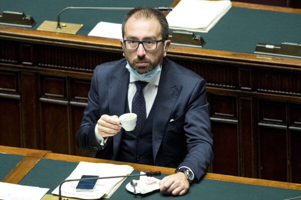 Concorso in magistratura truccato, Bonafede fa scaricabarile: “Parlate col Tar…”