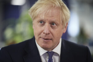 Londra, governo Johnson sempre più nei guai: il Covid dilaga e la ripresa stenta