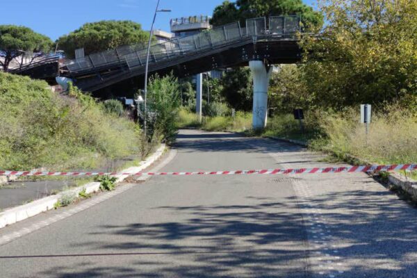 Sbaglia manovra, il camion urta contro il ponte: crolla la pista ciclabile