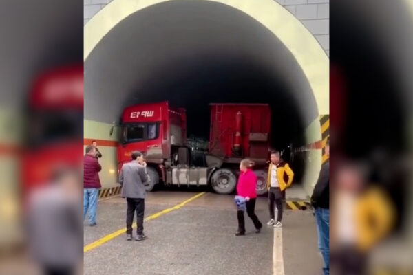 Cina, camion si incastra in modo inspiegabile in un tunnel Cina, camion si incastra in modo inspiegabile in un tunnel