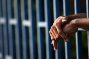 “Detenuti pestati a Sollicciano, rotti timpani e costole”: nove agenti indagati, tre ai domiciliari