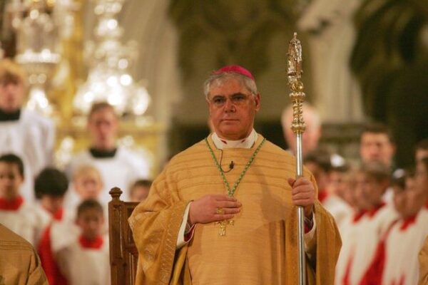 Muller invoca la Bibbia ma è piena di fornicatori… Muller invoca la Bibbia ma è piena di fornicatori…