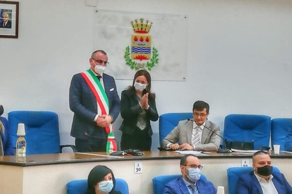Arrestato per corruzione il sindaco di Eboli Cariello: era appena stato rieletto con l’80% dei voti Arrestato per corruzione il sindaco di Eboli Cariello: era appena stato rieletto con l’80% dei voti