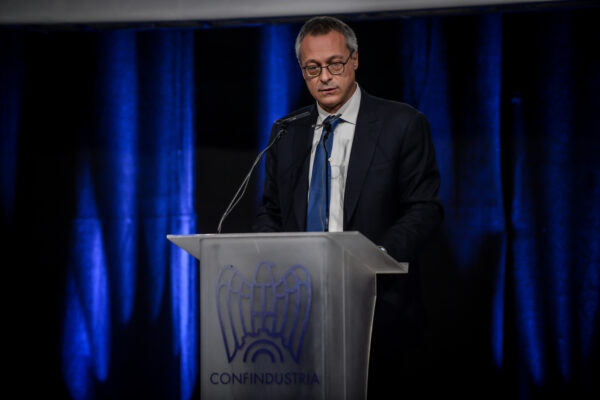 Guerra in Confindustria: le imprese scaricano Bonomi e trattano coi sindacati